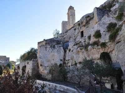 ...serviva ai fedeli per attraversare il torrente sottostante e raggiungere la chiesetta rupestre di cui porta il nome